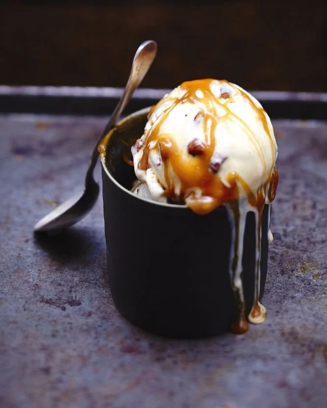 Dame blanche dessert avec glace vanille et sauce chocolat