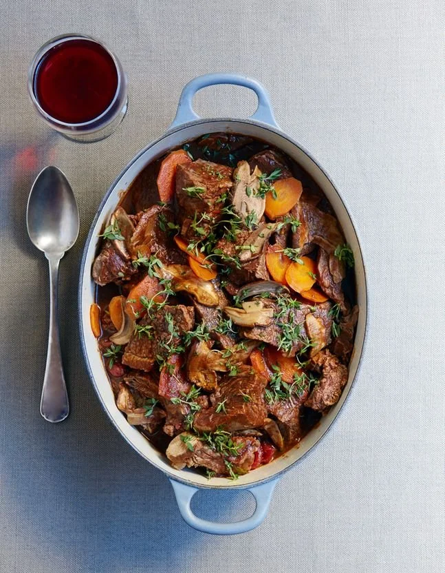 Estouffade de boeuf aux carottes et cèpes secs, plat traditionnel et réconfortant
