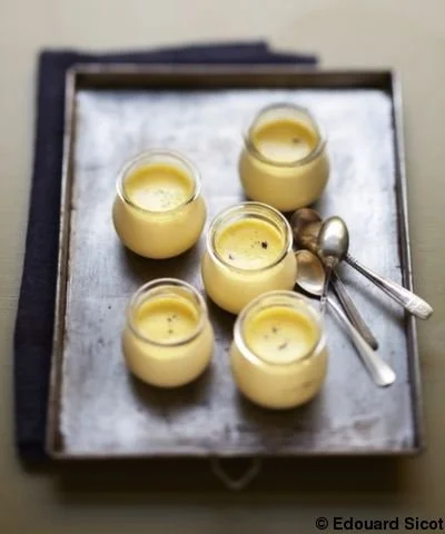 Petits pots de crème à la vanille, dessert crémeux et savoureux fait maison.
