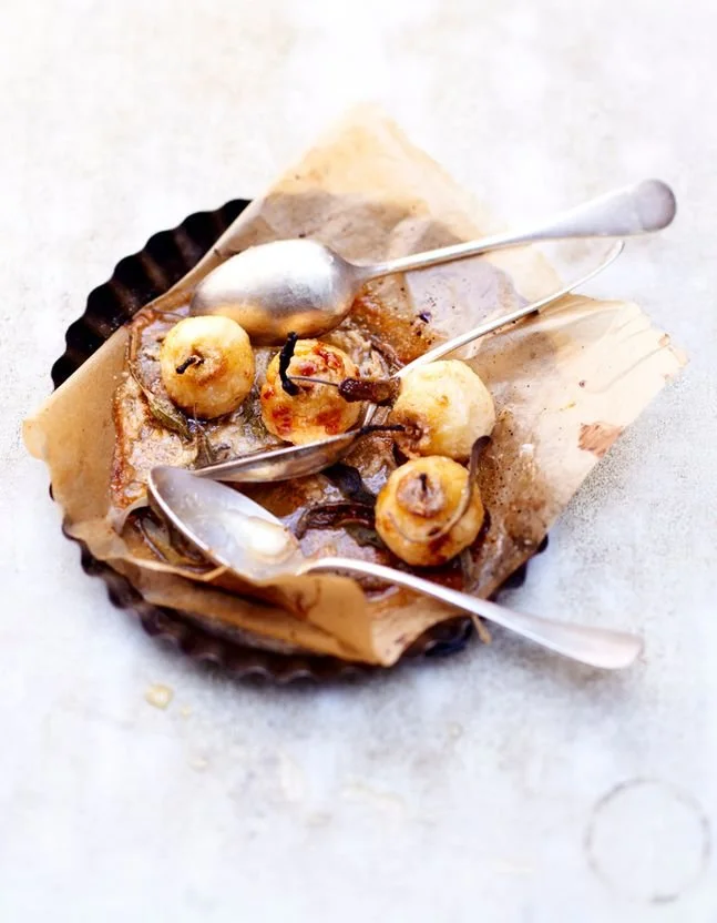 Pommes au four dorées sur une plaque de cuisson, prêtes à être servies.