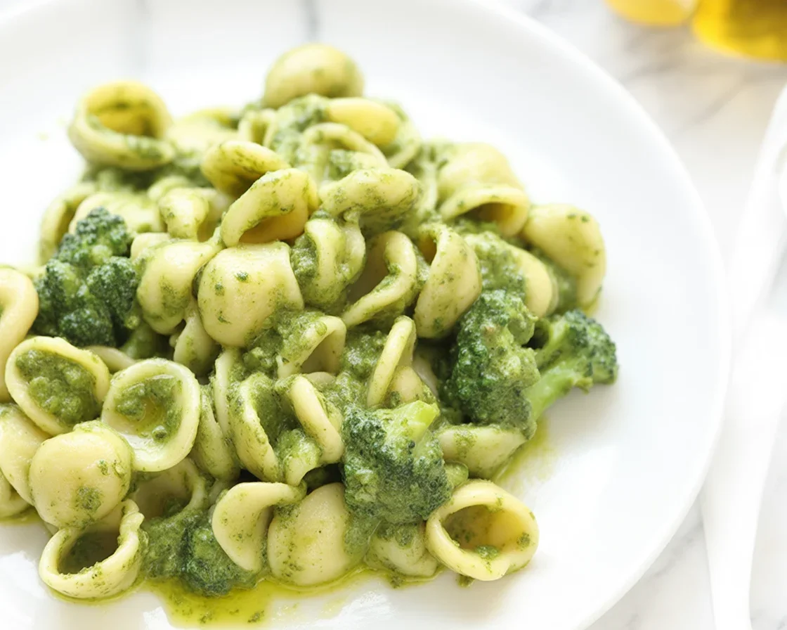 Pâtes aux brocolis et parmesan avec une sauce crémeuse et des fleurettes de brocoli.