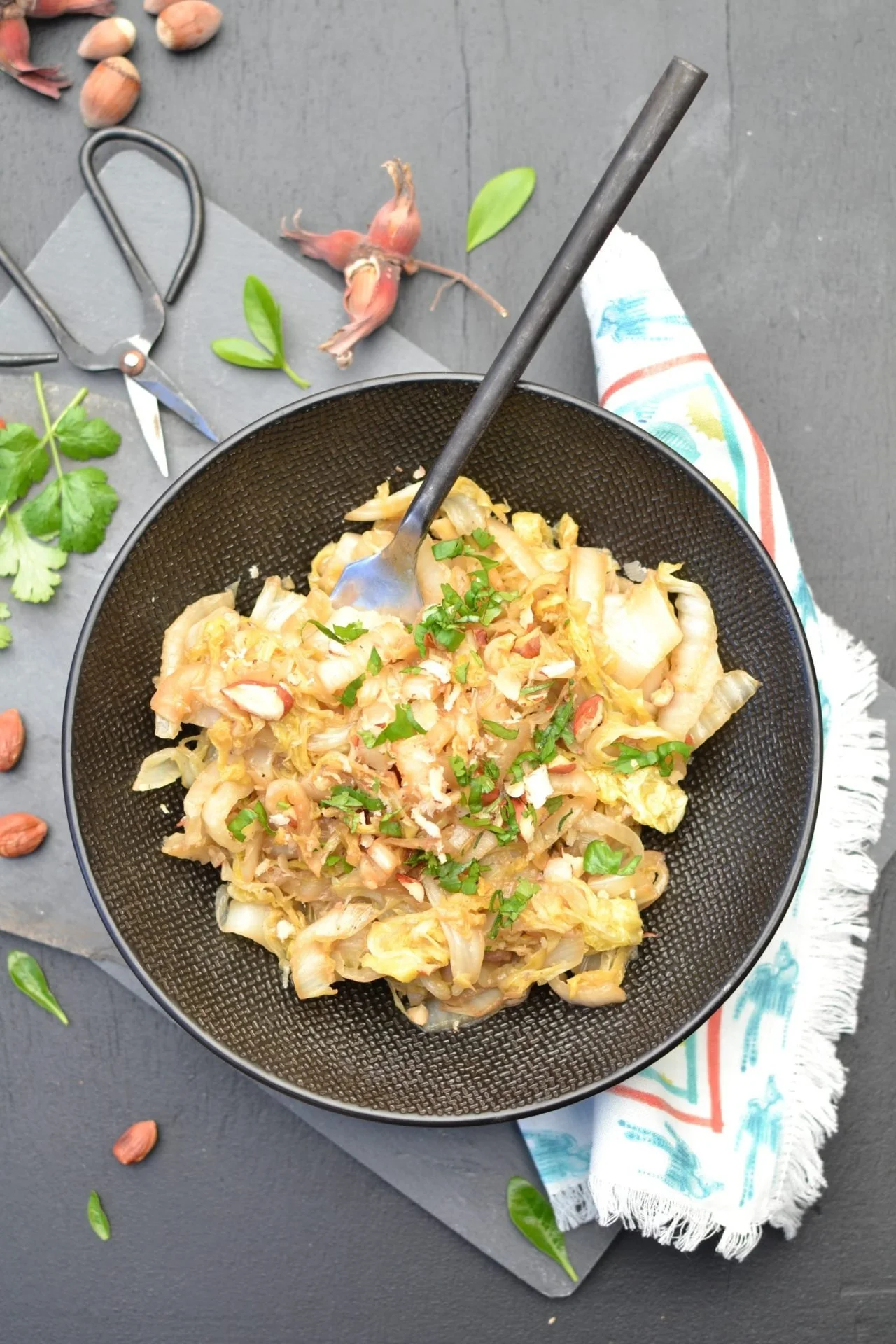 Wok de chou chinois sauté aux noisettes et sésame