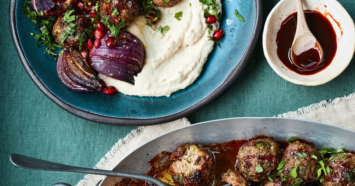 Boulettes d'agneau à la mélasse de grenade, oignons rôtis et purée de haricots au tahini