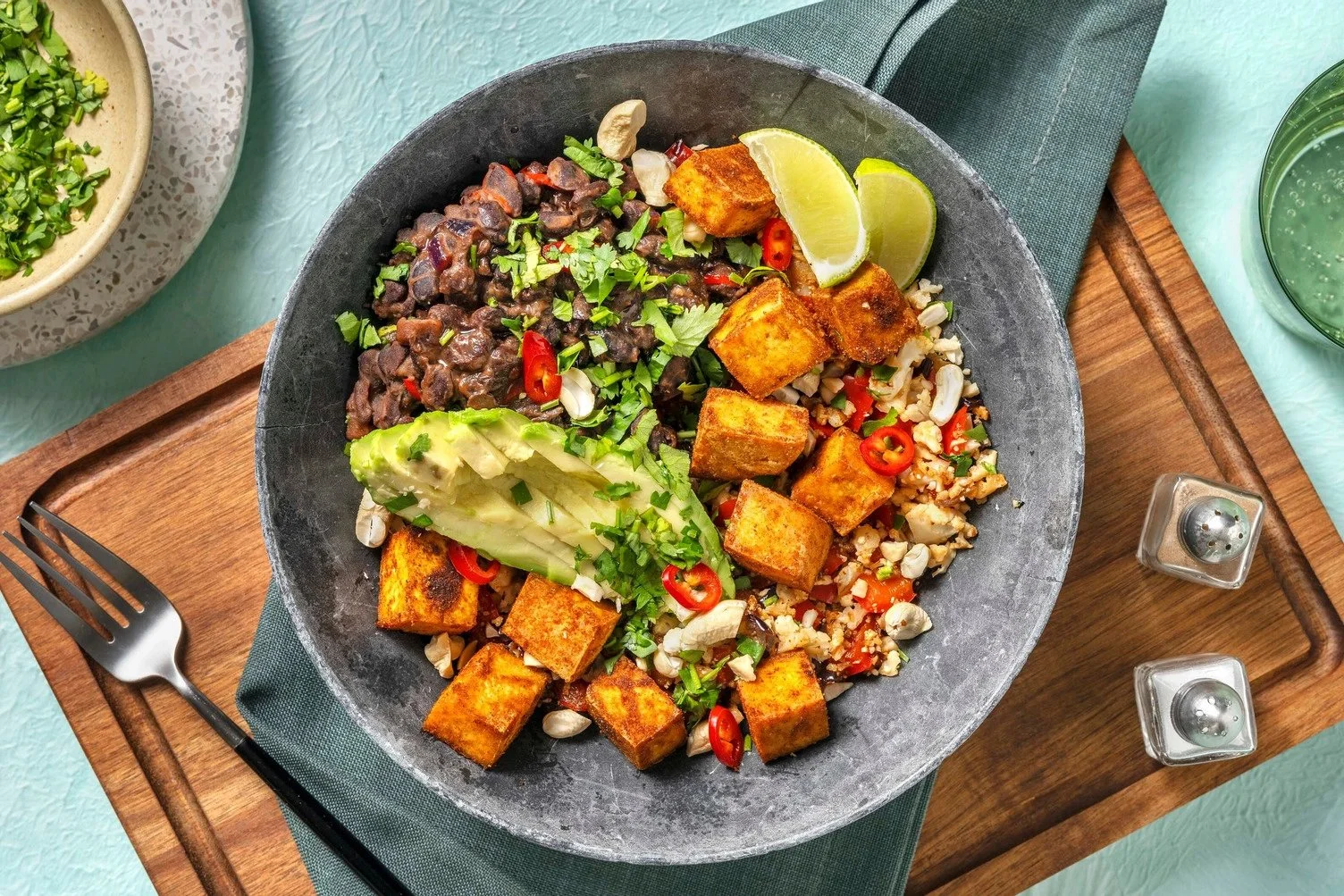 Bowl de burrito végétarien au tofu et à l'avocat