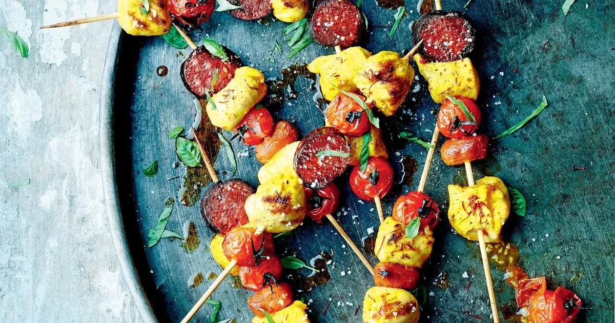 Brochettes de poulet, chorizo et tomates cerise