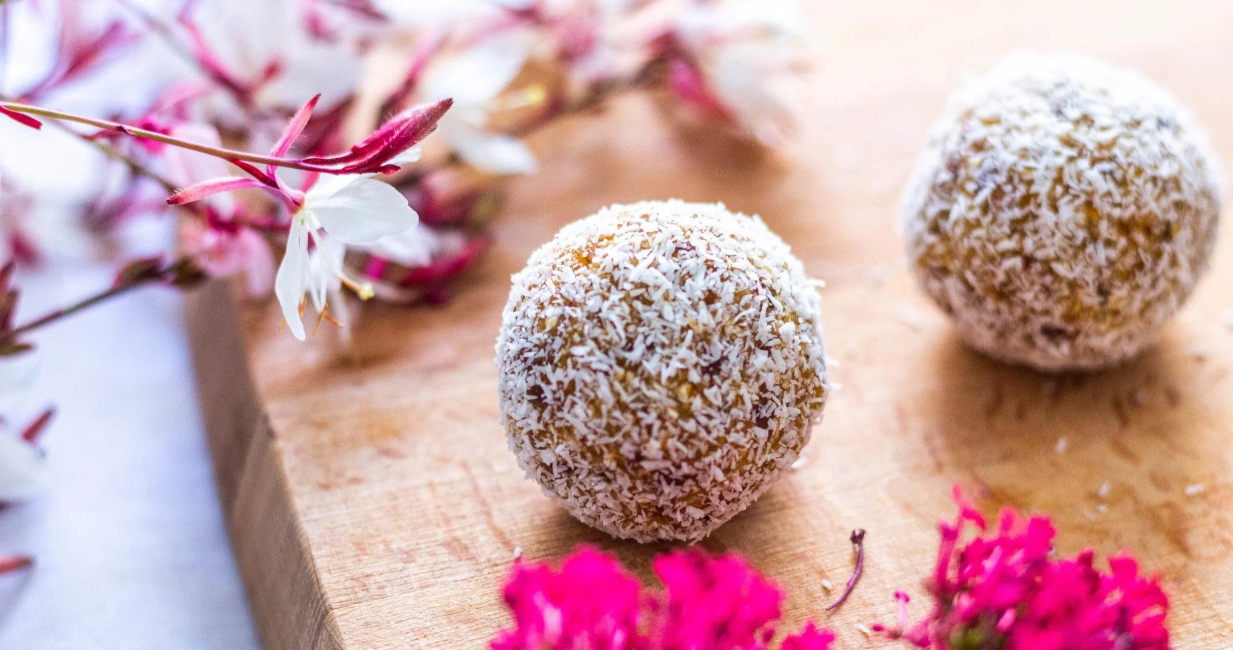 Energy balls with apricots and coconut