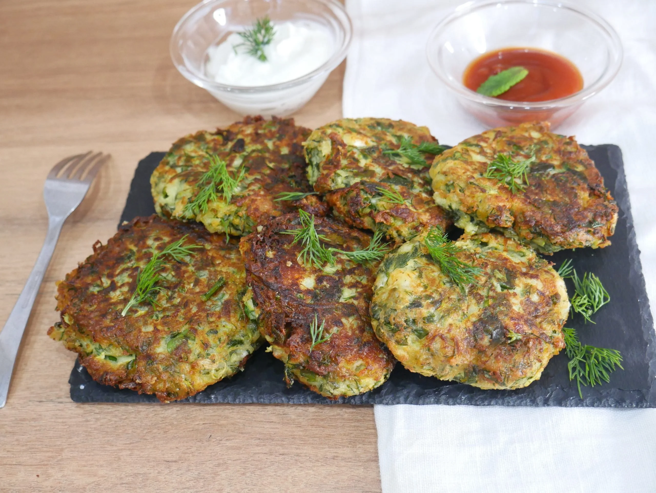 Kolokithokeftedes, beignets de courgettes grecs croustillants et savoureux.