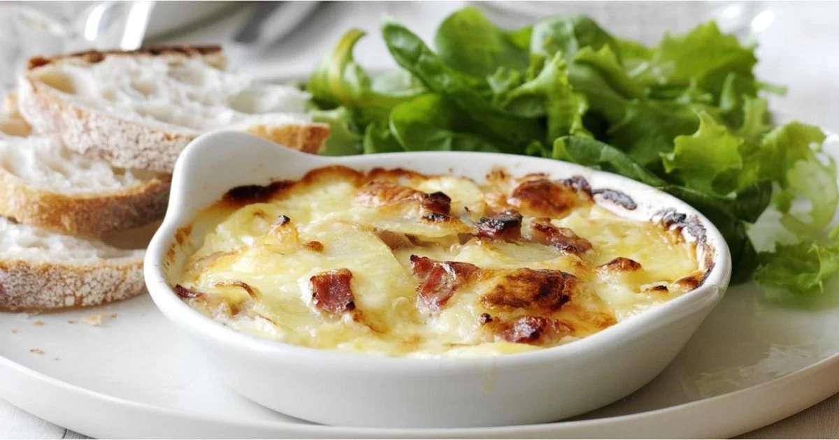 Mini-tartiflettes avec salade croquante et pain croustillant