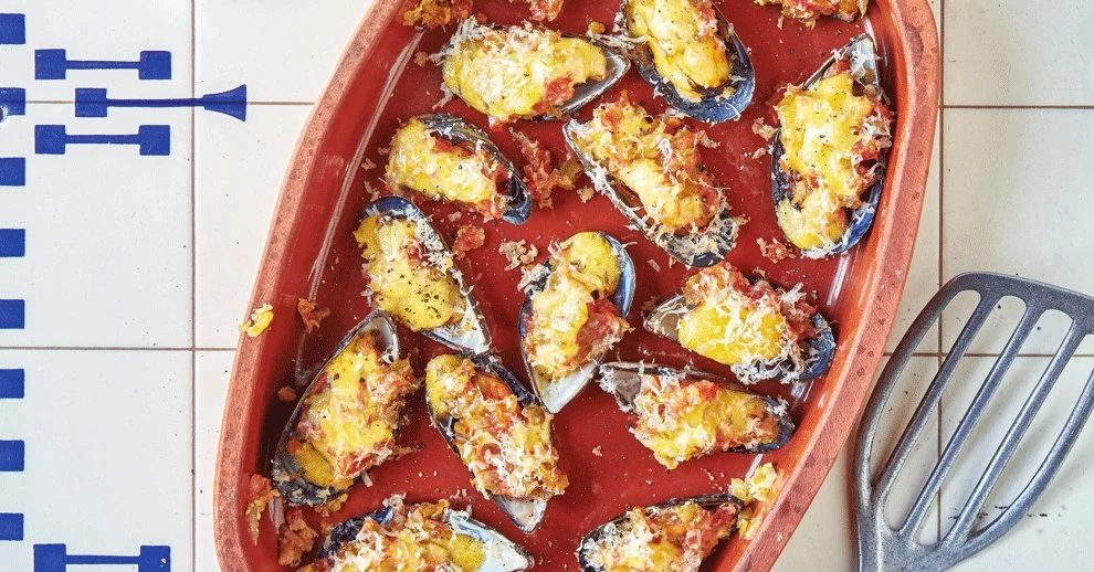 Moules gratinées farcies au sofregit, sauce aïoli