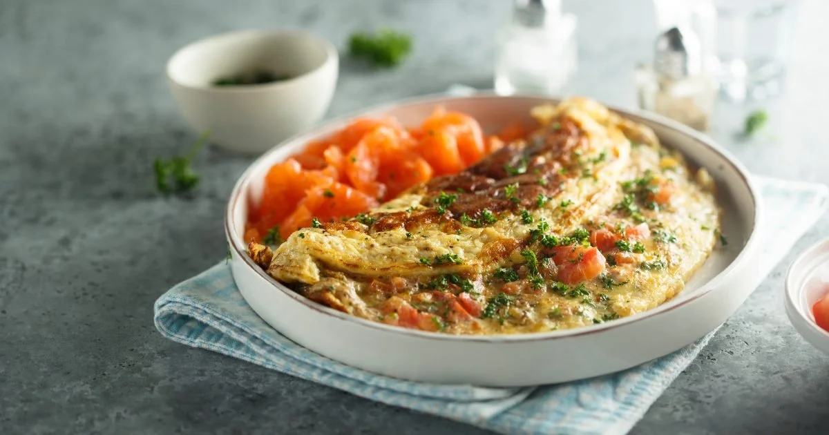 Œuf d’autruche en omelette et saumon fumé