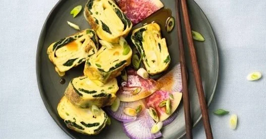 Omelette japonaise roulée aux épinards