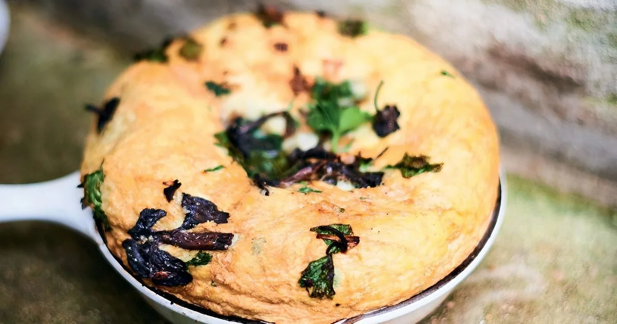 Omelette soufflée aux chanterelles et à l'abondance