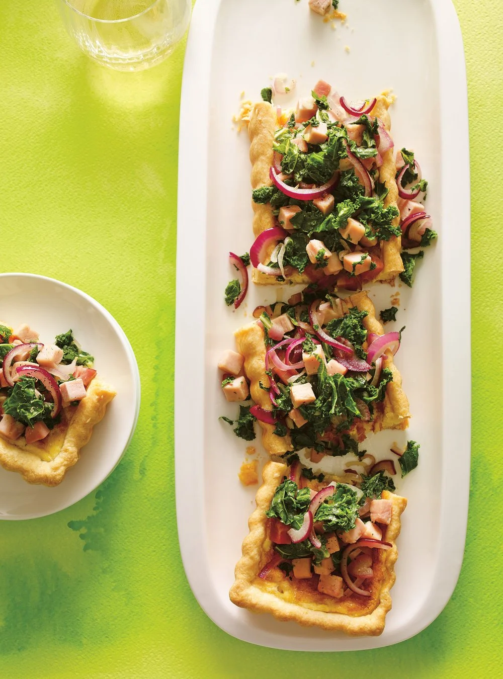 Quiche aux oignons, jambon blanc et chou frisé