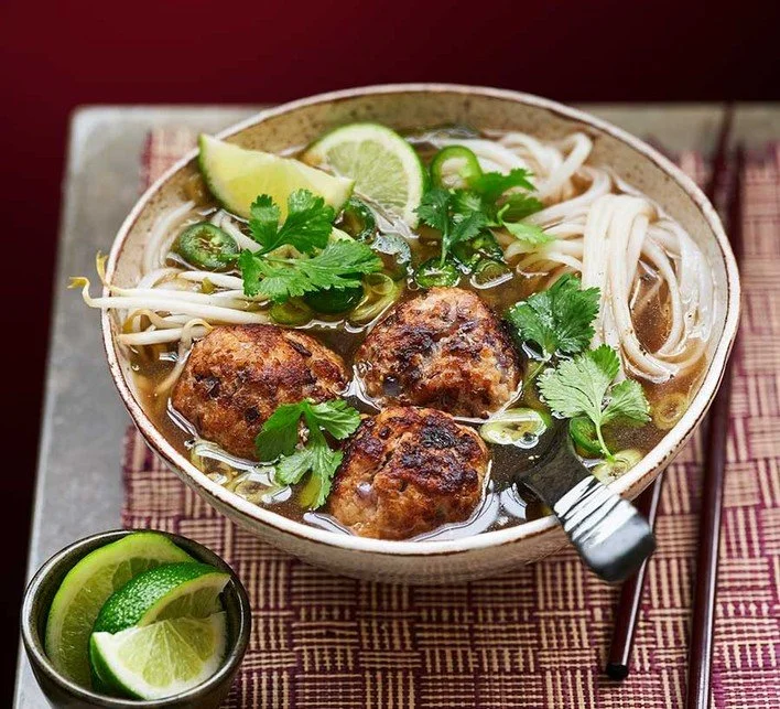 Recette Soupe légère aux boulettes de viande et aux nouilles | Saveurs Magazine