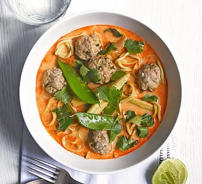 Recette Soupe thaïe au lait de coco et boulettes de dinde | Saveurs Magazine