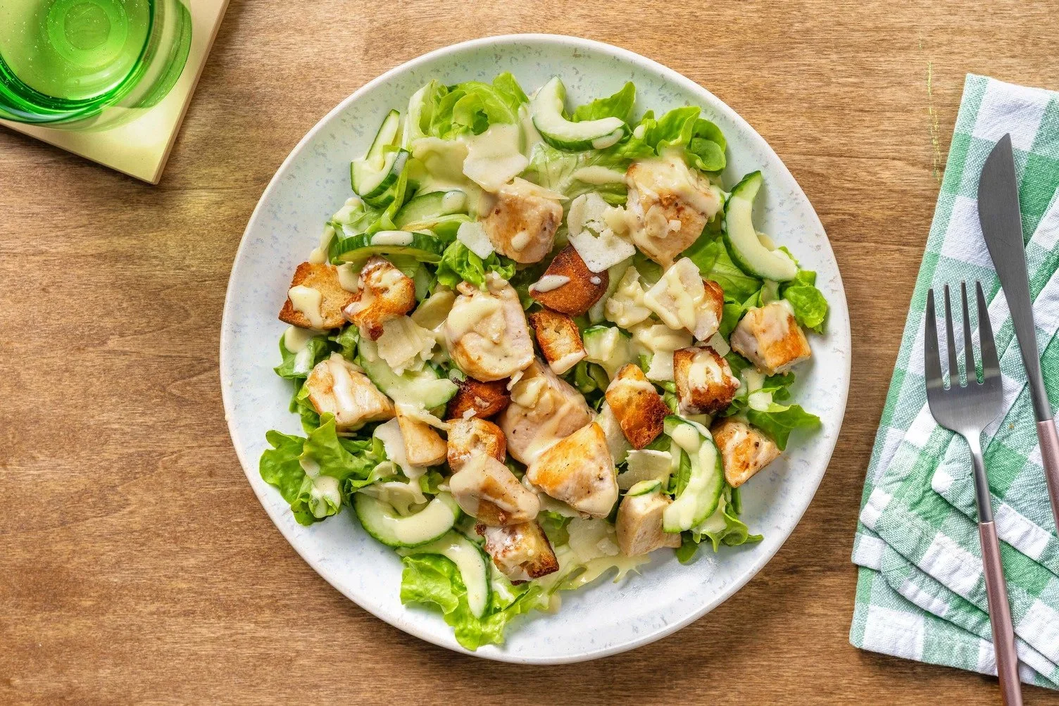 Salade de poulet grillé avec croutons à l'ail