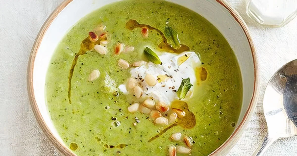 Soupe de brocolis, pois cassés et ricotta à la menthe