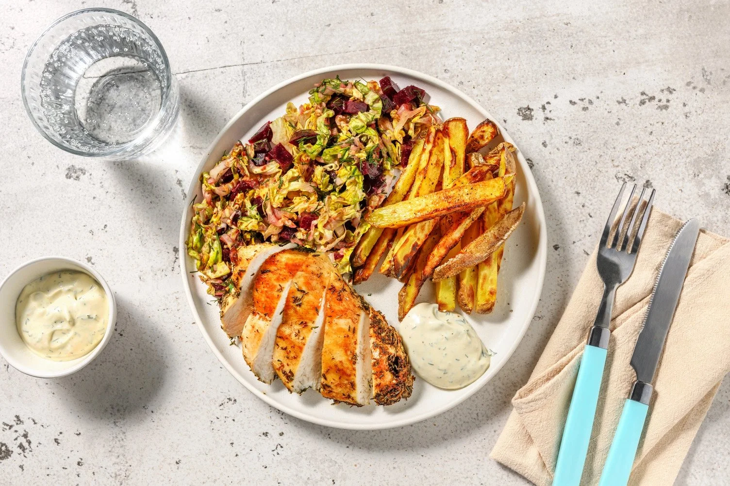 Steak de boeuf doré, salade de betteraves et frites avec sauce à l'aneth