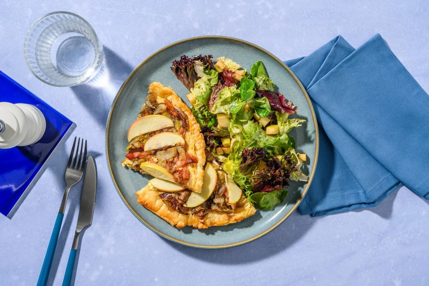 Tarte fine aux endives, pomme et bacon