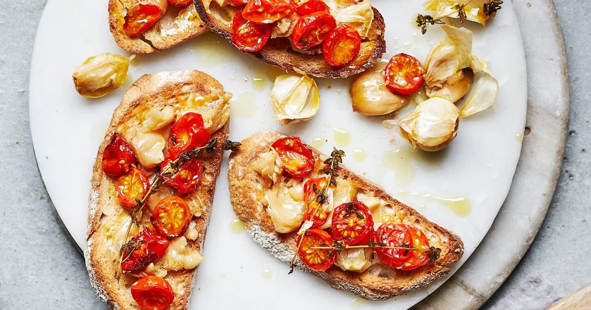 Tartines d'ail confit et tomates rôties