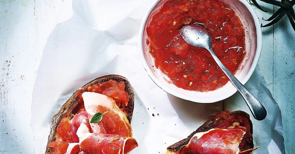 Tartines de pain frottées à la tomate et jambon cru